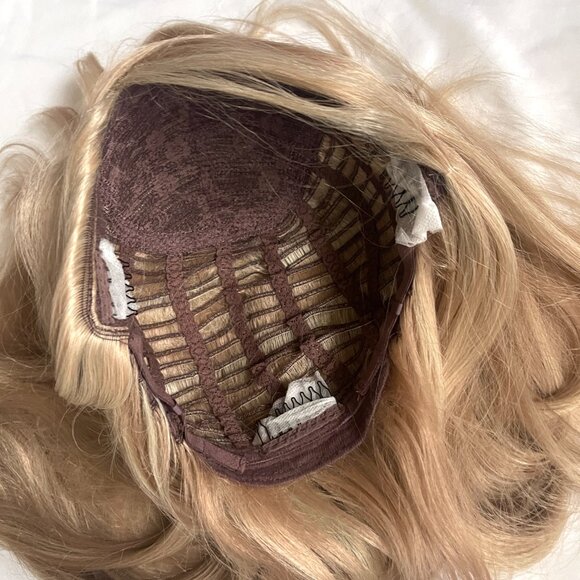 NWT Gorgeous 28" Highlight Blonde Long Wave Synthetic Wig - Picture 7 of 17